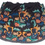 Un tissu ancien en partie brodé de perles