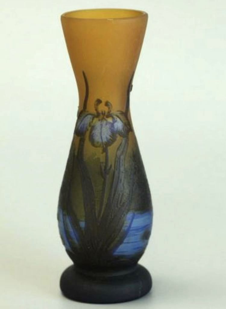 vase signé "Gallé" - Verre multicouche, décors dégagés à l'acide