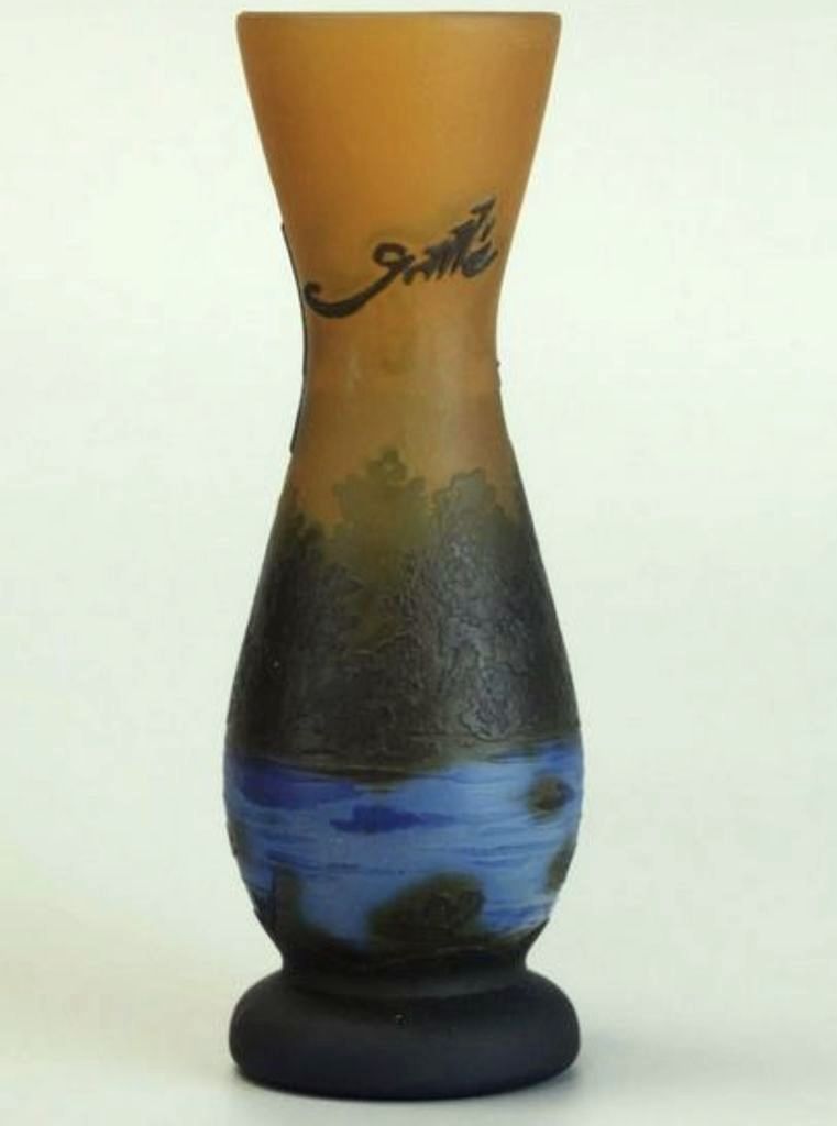 Vase signé "Gallé" - Verre multicouche, décors dégagés à l'acide