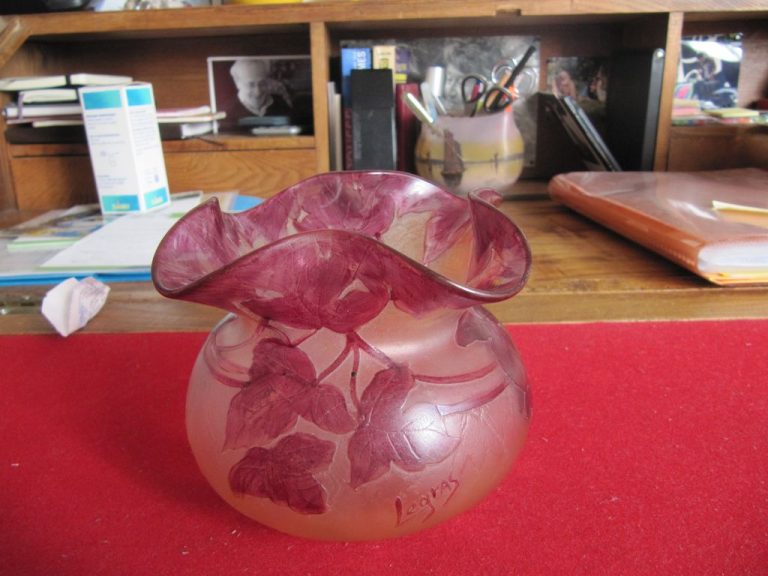 Grand Vase Ancien Legras Signé – Verre Rose émaillé – Cœurs De Marie Et Fleurs – 35 Cm